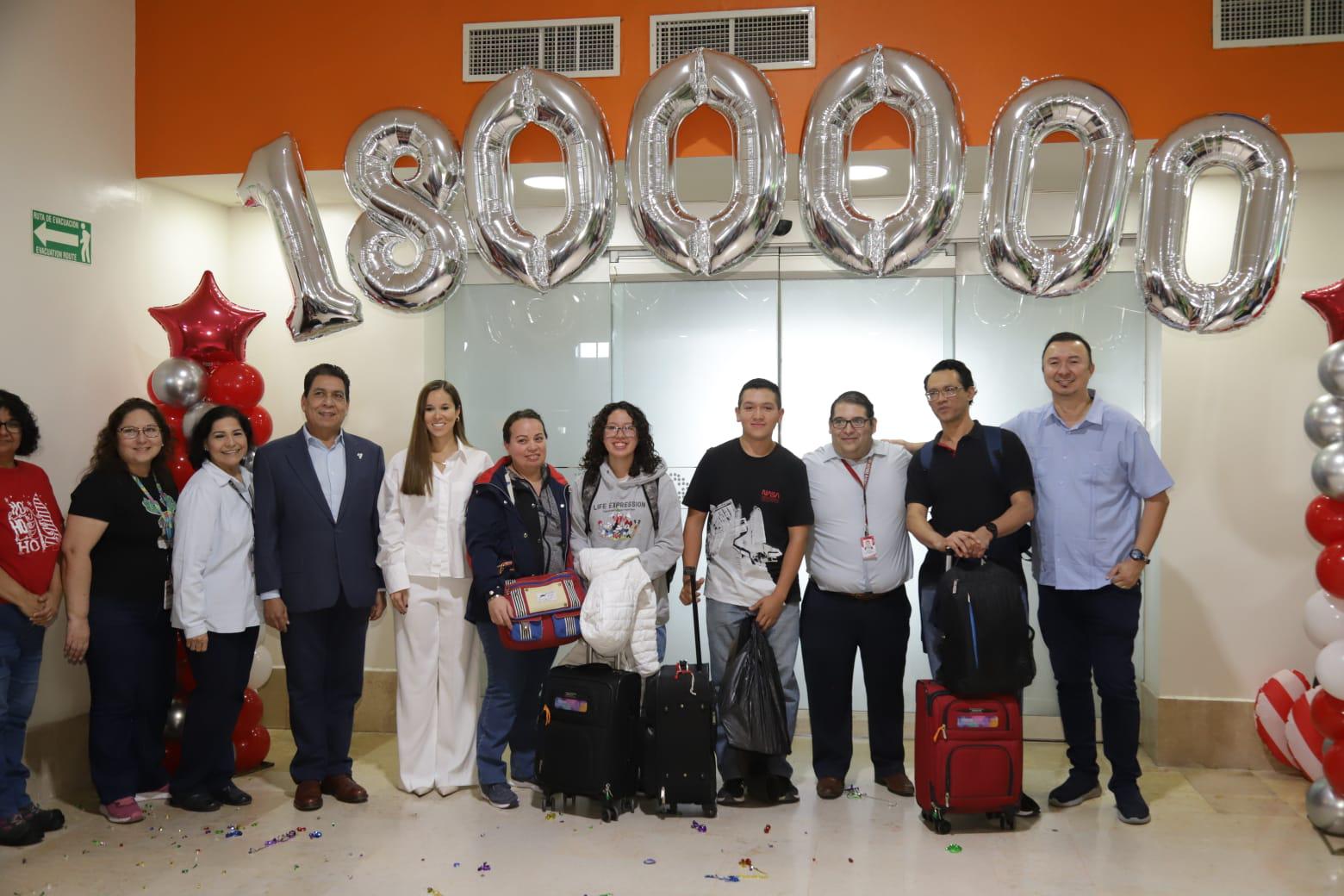 $!Con gran fiesta reciben en el Aeropuerto de Mazatlán a la pasajera 1 millón 800 mil