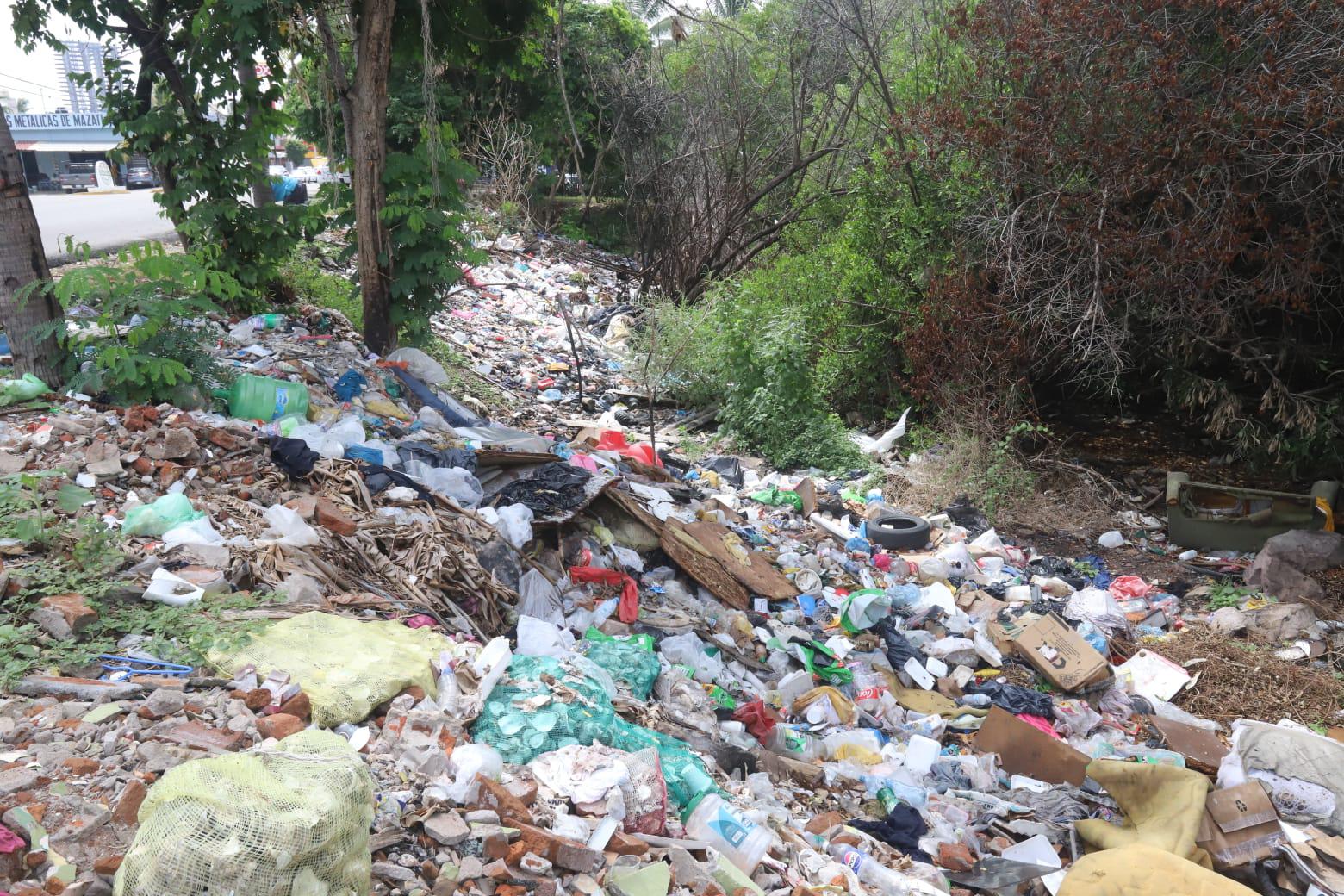 $!Montones de basura ‘inundan’ las orillas del Estero del Infiernillo