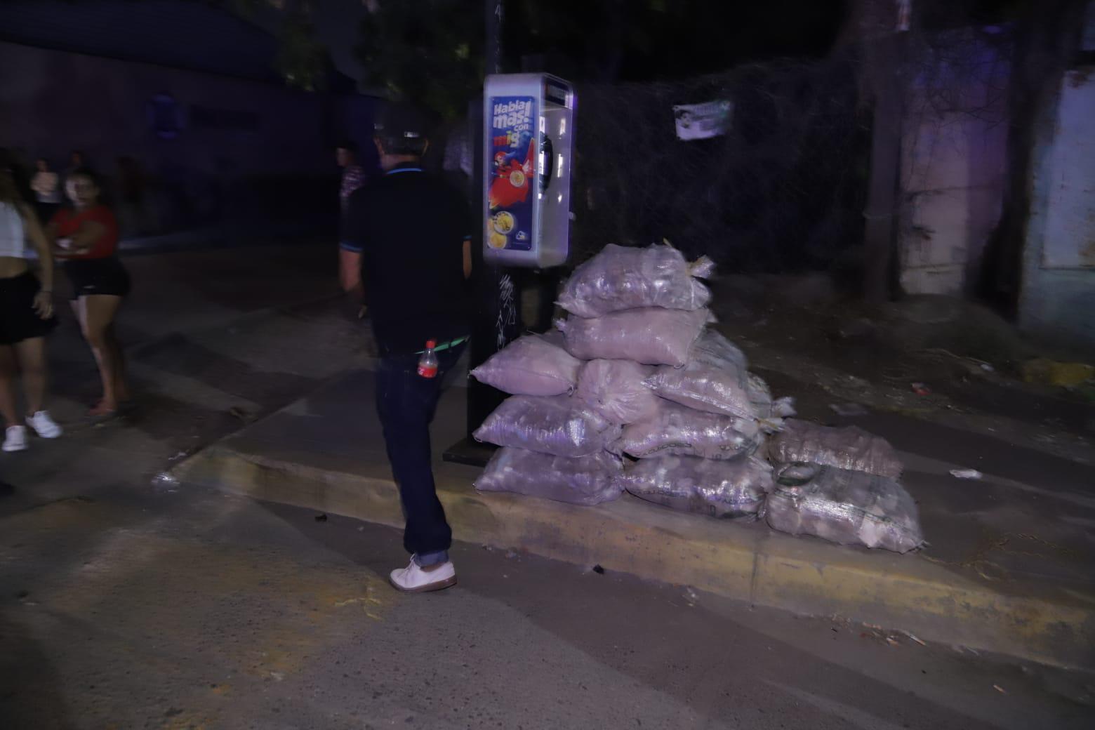 $!Bloquean avenida Pino Suárez en Mazatlán por desaparición de empresario