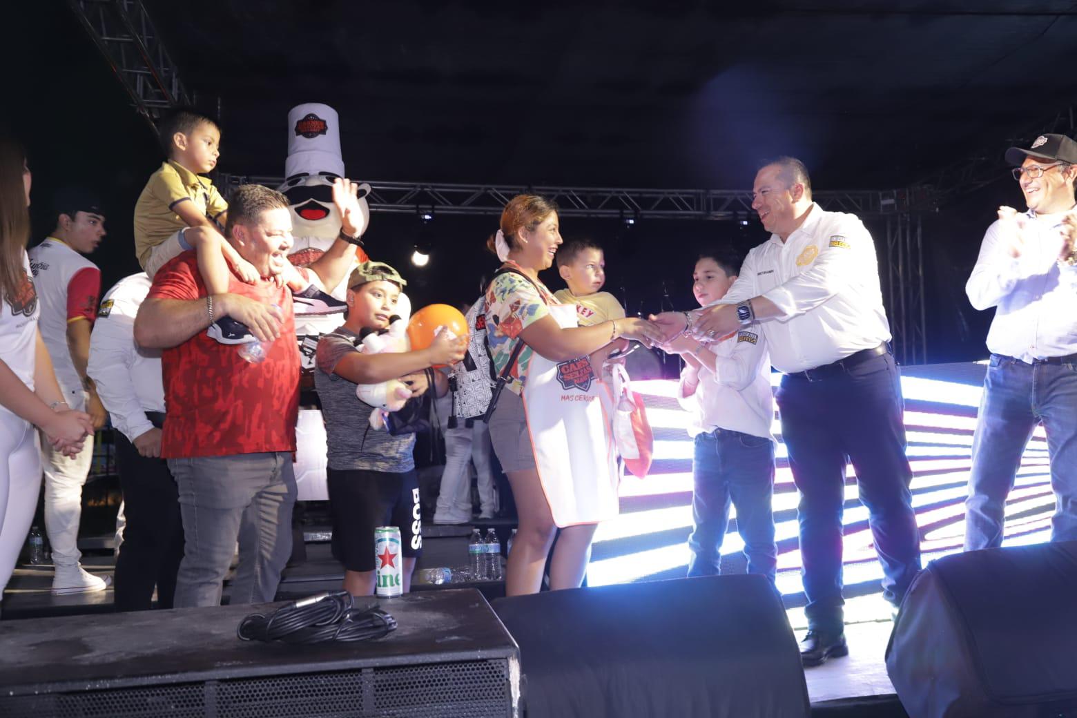 $!Joselyn Gollaz es la ganadora del automóvil que rifó por su apertura en Mazatlán Carnes Selectas Nayarit