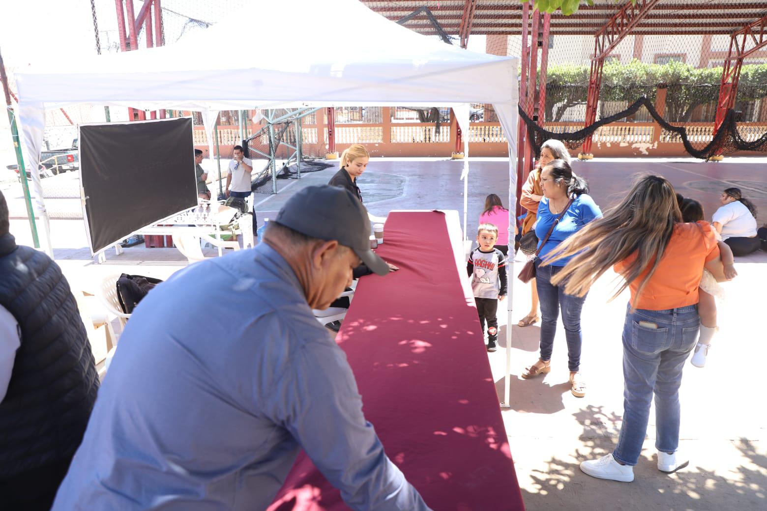 $!Con gran demanda inicia en Mazatlán reparto de lentes para ver eclipse solar