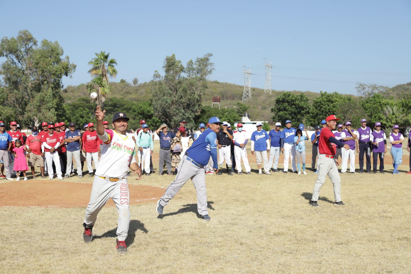 $!Rinden múltiples homenajes en Liga de Beisbol del Chololos