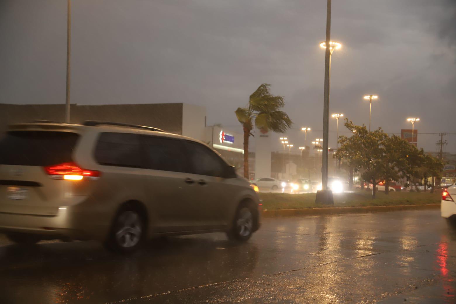 $!Azotan a Mazatlán fuertes lluvias y tormenta eléctrica la tarde de este sábado