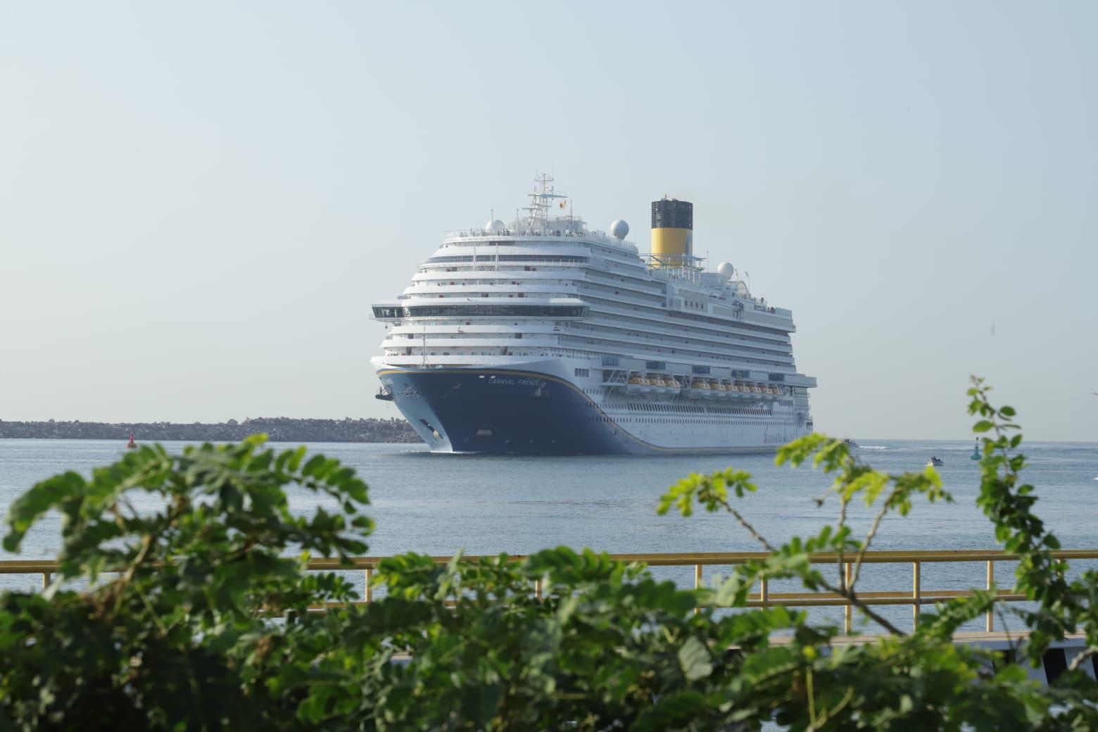 $!Arriban a Mazatlán dos cruceros turísticos con 8 mil 533 pasajeros y 3 mil 31 tripulantes