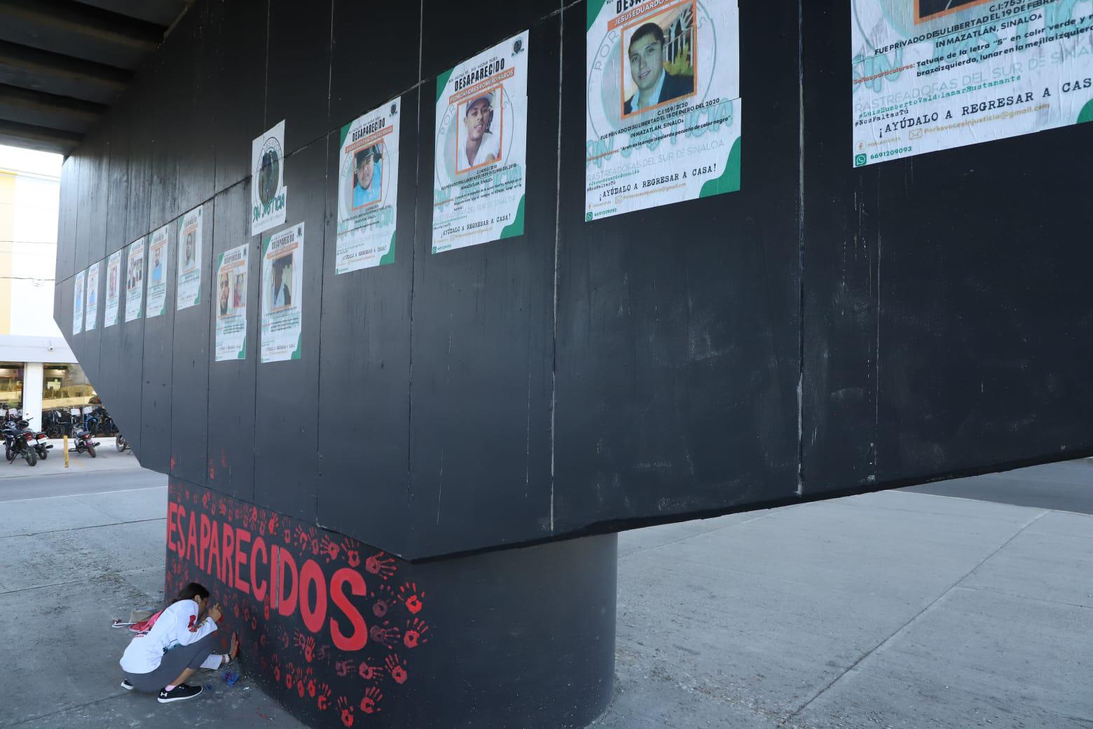 $!Pegan carteles para visibilizar los rostros de los desaparecidos en Mazatlán