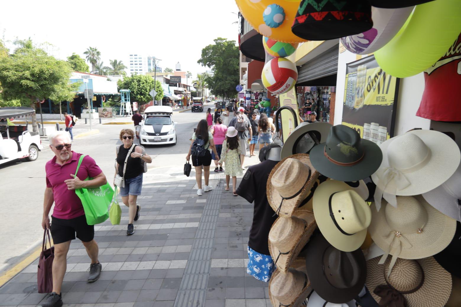 $!Turistas disfrutan de los atractivos en Mazatlán y aprovechan el fin de semana largo