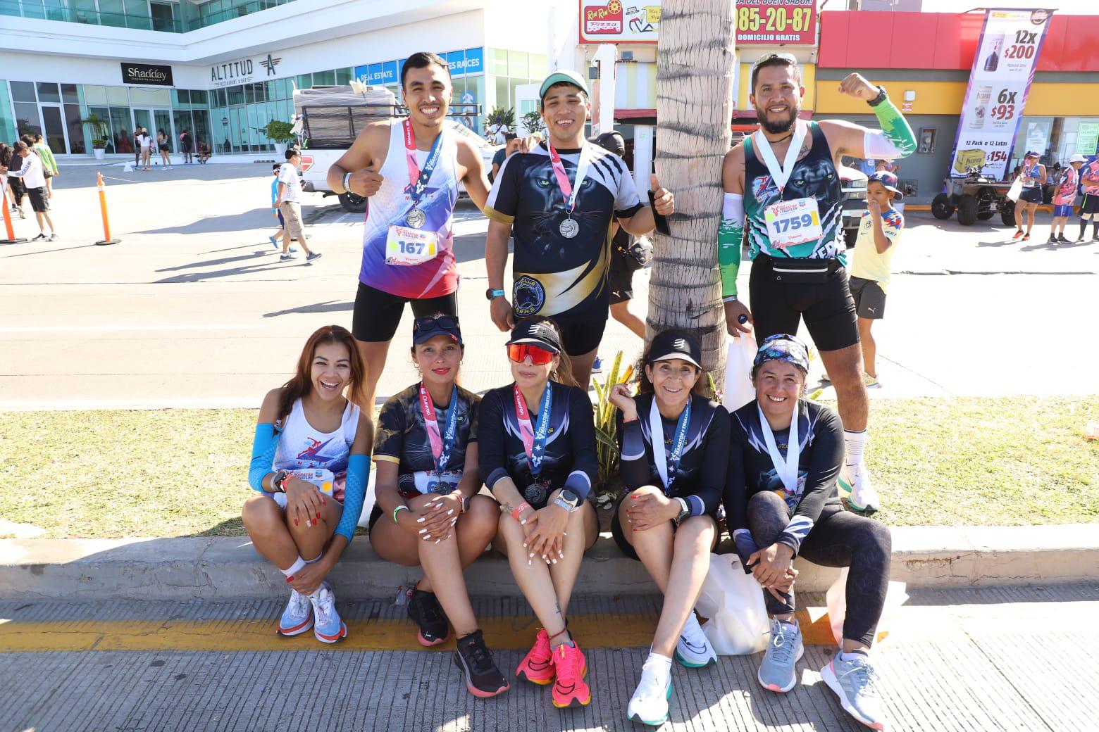 $!Alberto Márquez, ganador del segundo lugar en el Maratón junto a Néstor García, Juan Pablo Vázquez, Alma Torres, Patricia Rocha, Jaqueline Ruiz, Karina Chabolla, Estrella Muñiz, de Guanajuato.