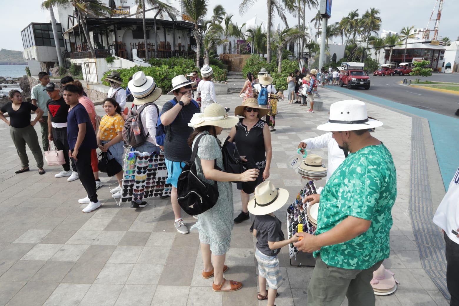 $!Turistas disfrutan de los atractivos en Mazatlán y aprovechan el fin de semana largo