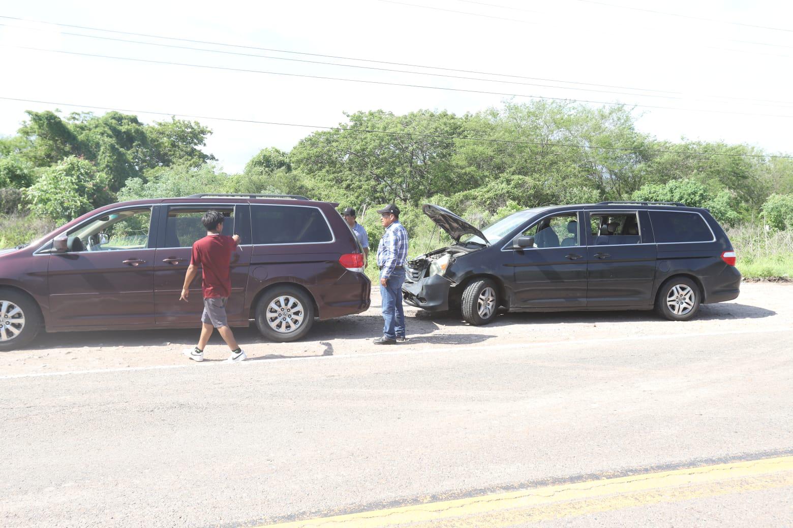 $!Carambola deja 5 vehículos dañados en la carretera México 15 en Aguaje de Costilla