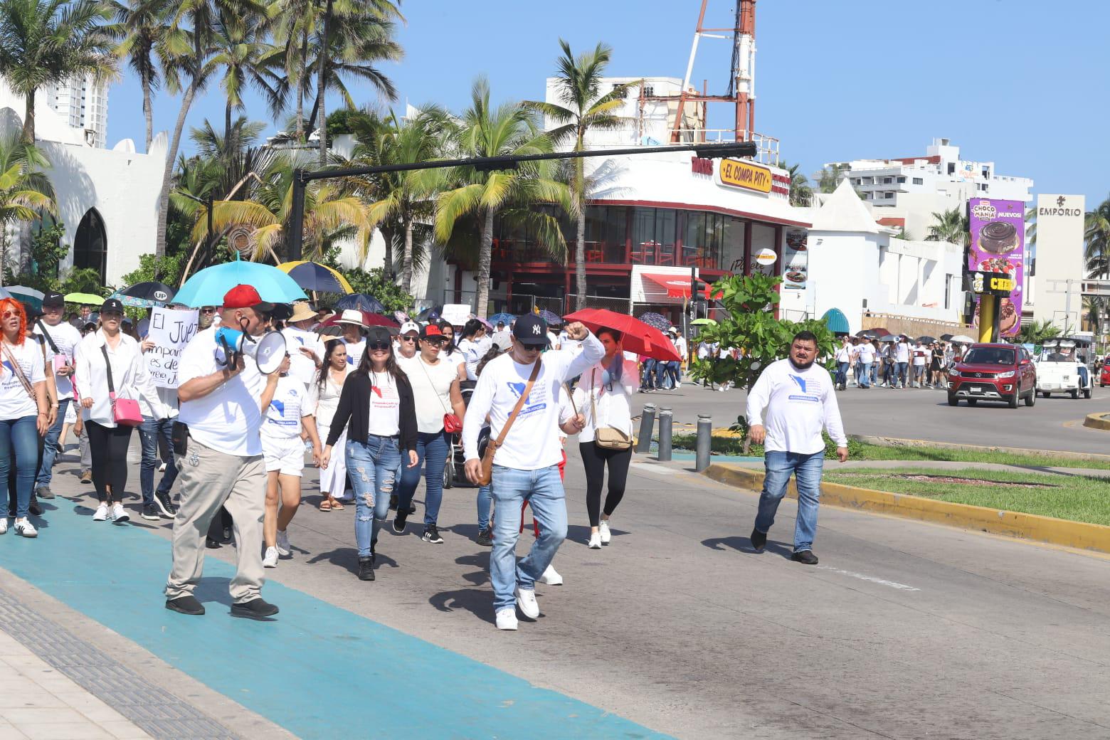 $!Marchan trabajadores del Poder Judicial de la Federación por la libertad y la justicia