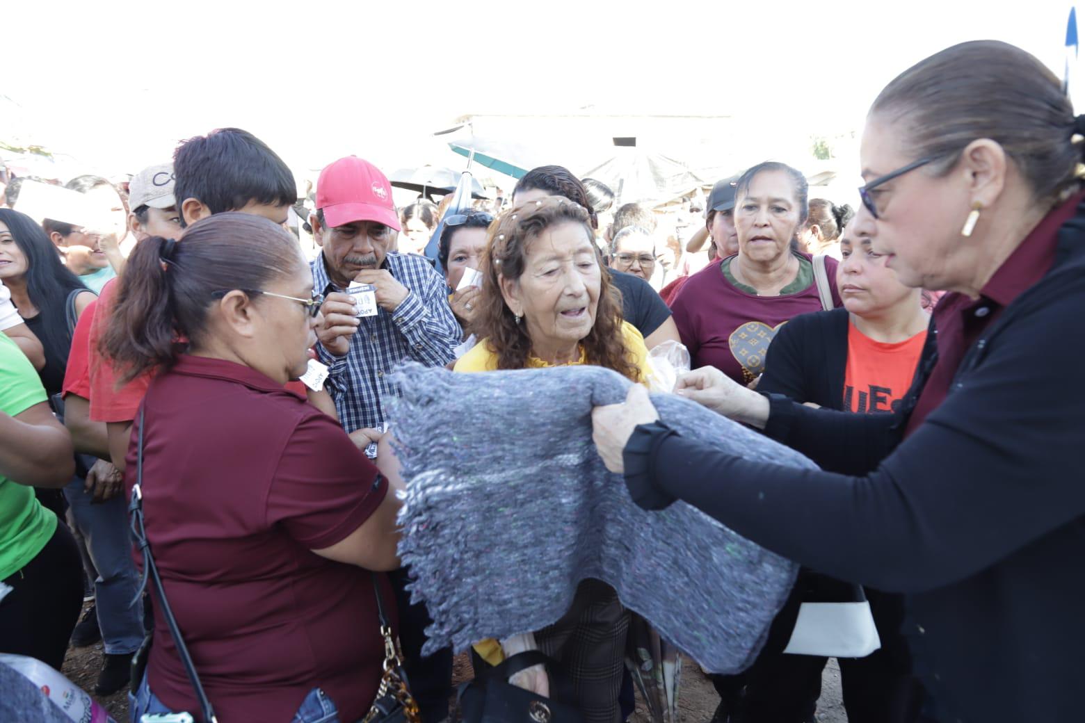 $!Encabeza Alcaldesa de Mazatlán reunión ríspida con desplazados por violencia en fraccionamiento CVive