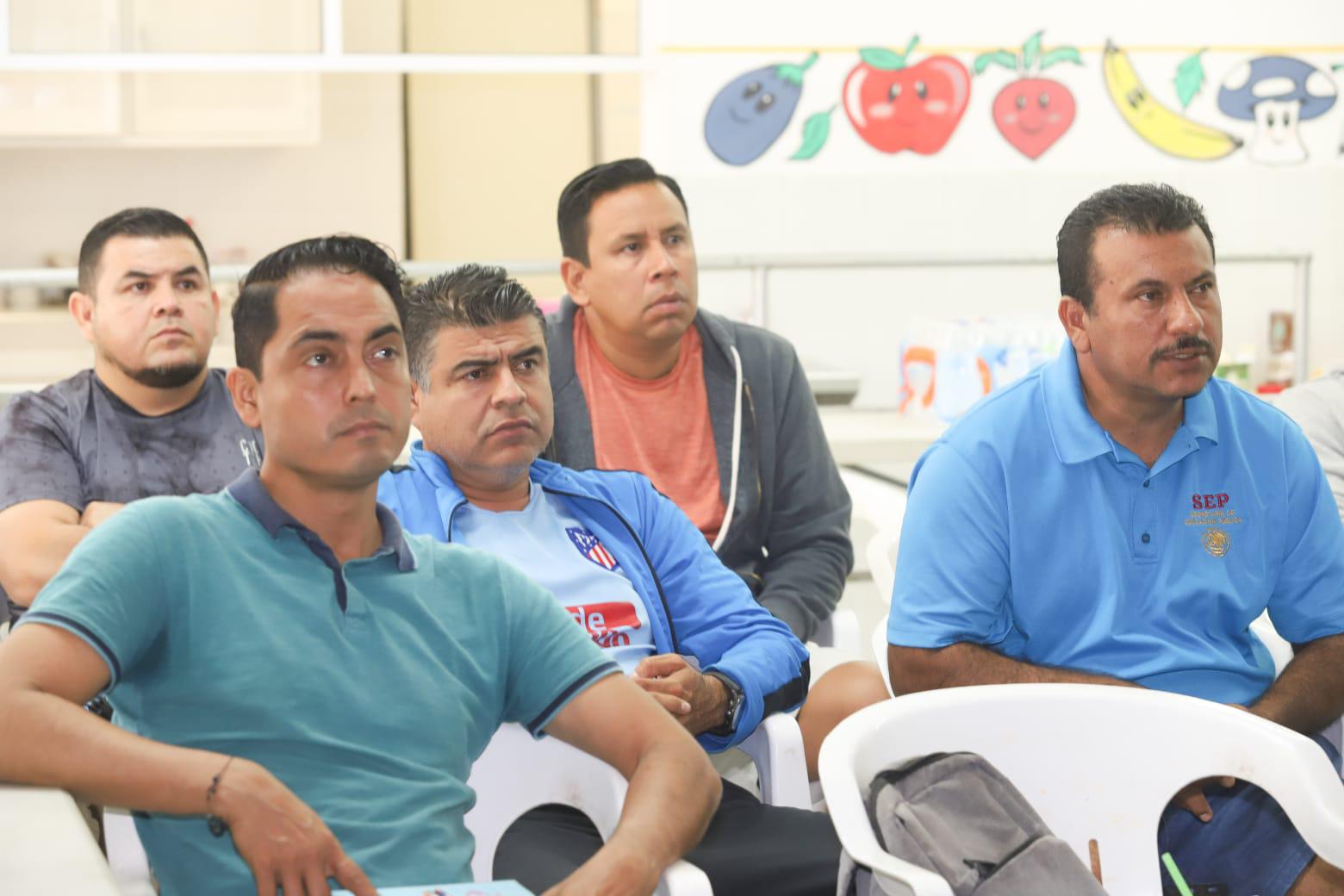 $!Los profesores en Educación Física estuvieron muy atentos a cada una de las ponencias.