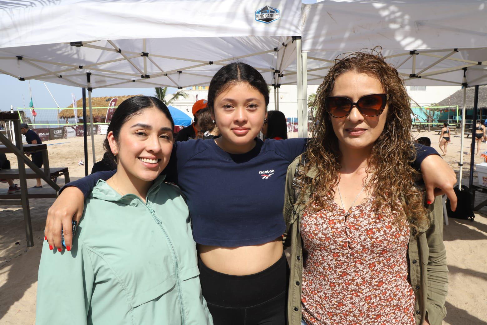 $!Cristina y Mariana Ayala junto a Gilda Herrera, de Baja California.