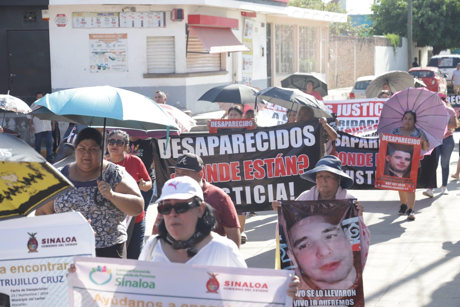 $!‘Estamos hartas’; gritan mamás de dos jóvenes desaparecidos en Mazatlán; bloquean ambos sentidos del Libramiento Colosio