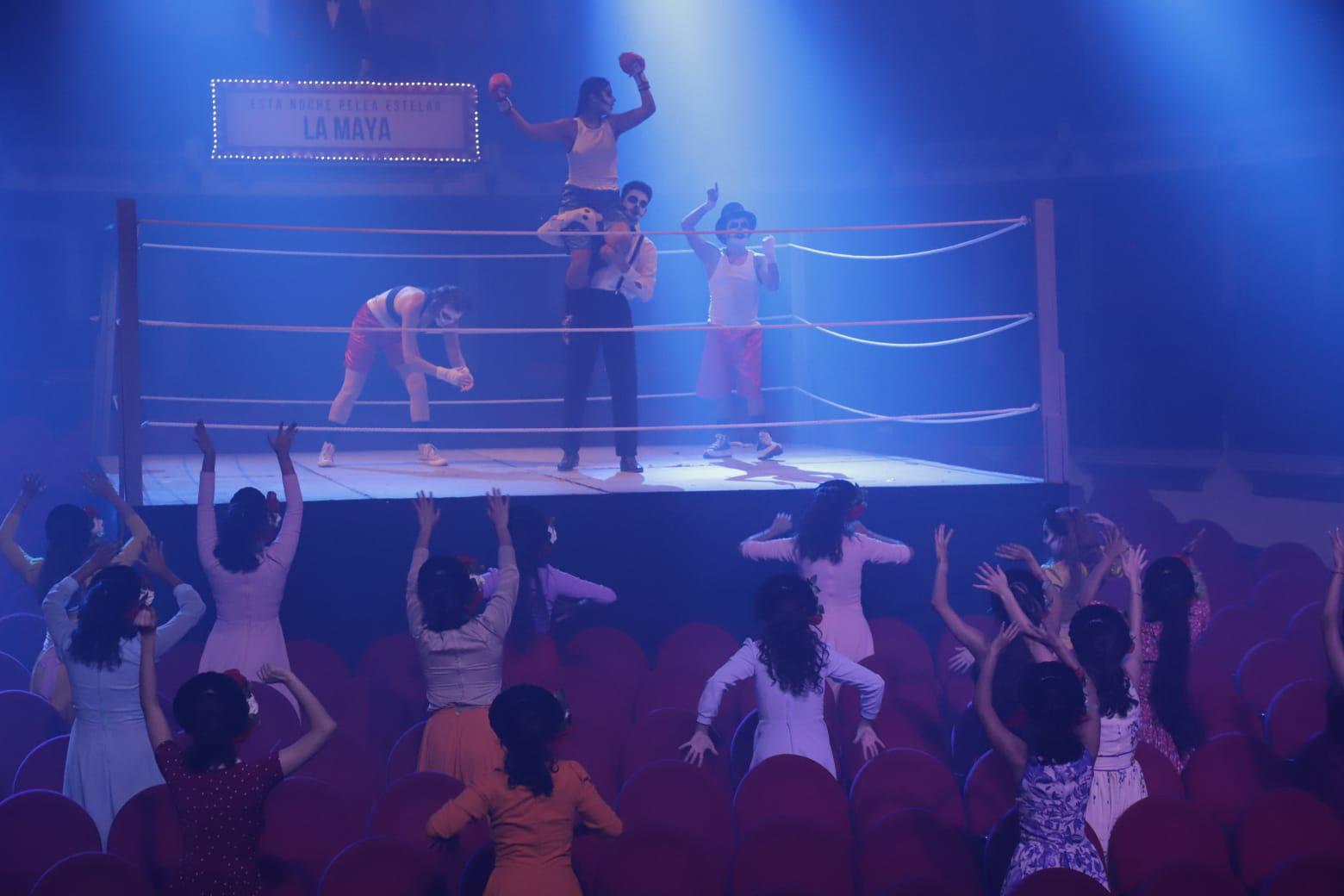 $!Un ring de box donde se simuló la pelea de Margarita “La Maya” Montes, quien noqueó a sus rivales, fue presentado por estudiantes de la Escuela Profesional de Danza de Mazatlán.