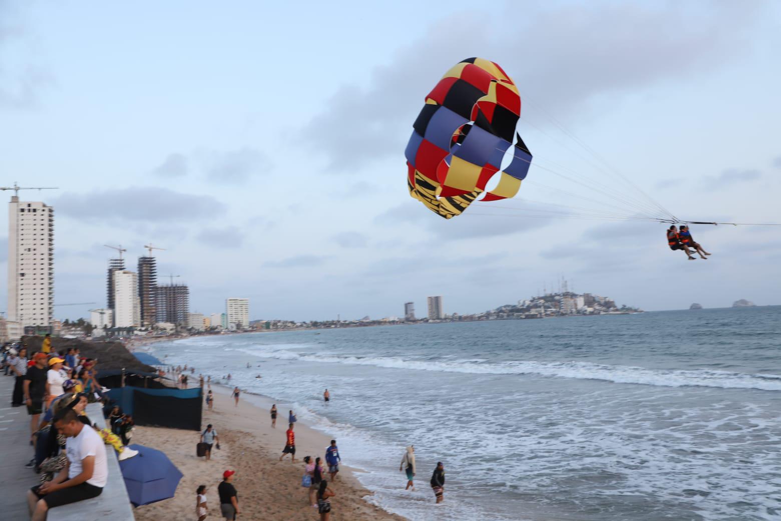 $!Fuertes vientos complican operación de ‘parachutes’ en Mazatlán