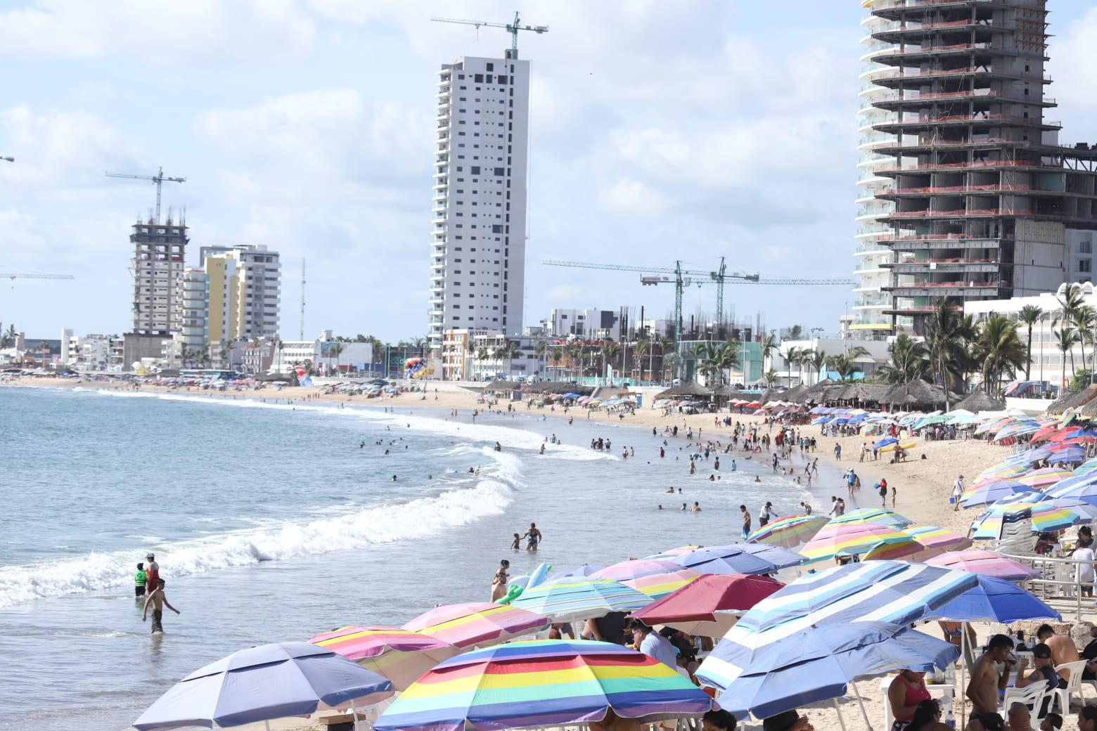 $!Registra Mazatlán playas llenas en el primer domingo del mes de agosto