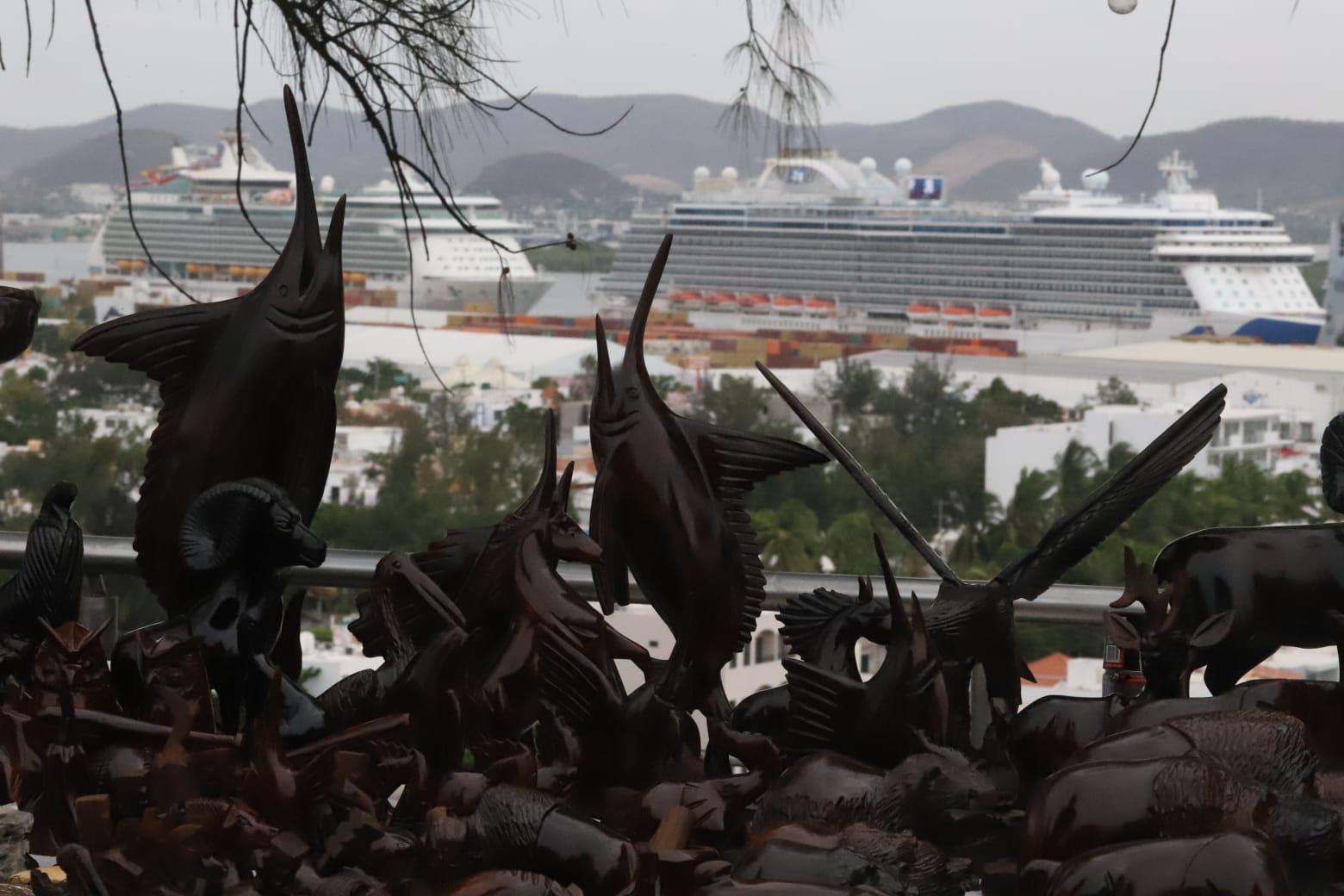 $!Arriban a Mazatlán el Navigator of the Seas y el Majestic Princess con más de 7 mil cruceristas