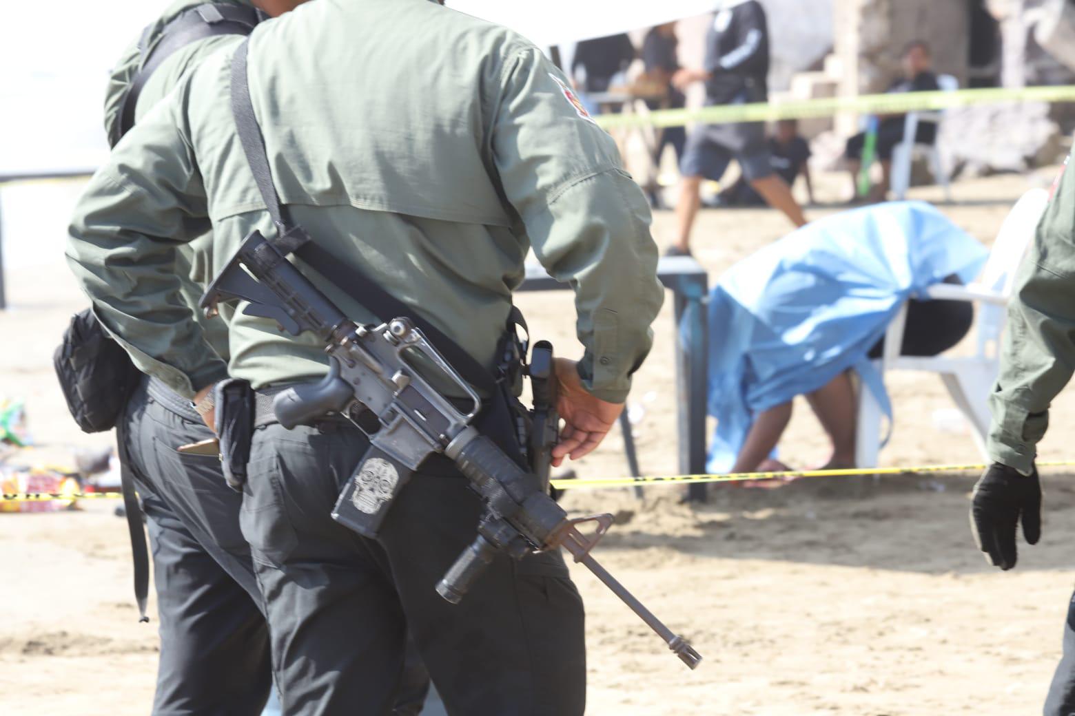 $!Asesinan a uno a balazos en plena playa de Zona Dorada de Mazatlán