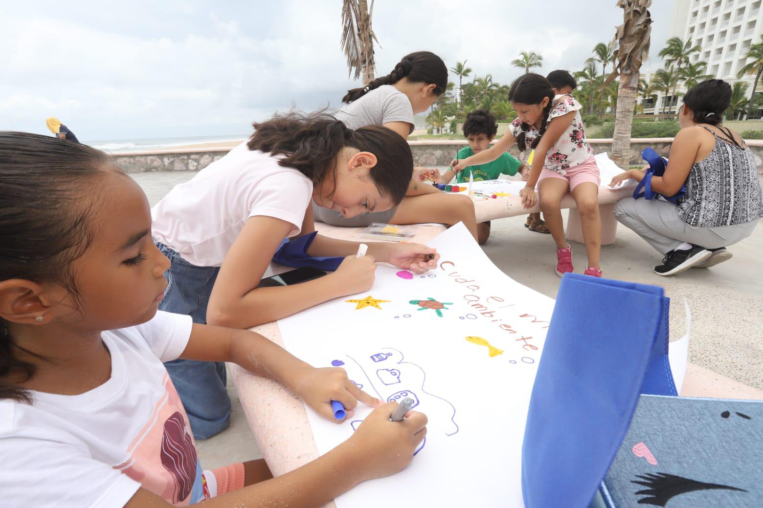 $!Niños y MazConciencia realizan limpieza en playa de Mazatlán