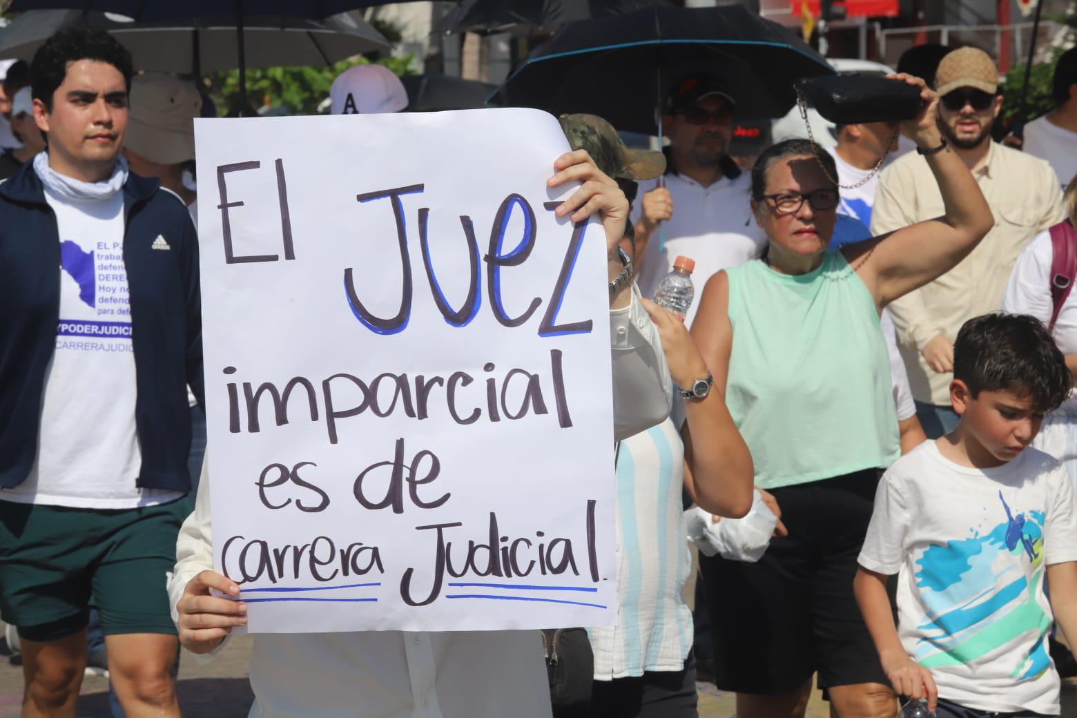 $!Marchan trabajadores del Poder Judicial de la Federación por la libertad y la justicia