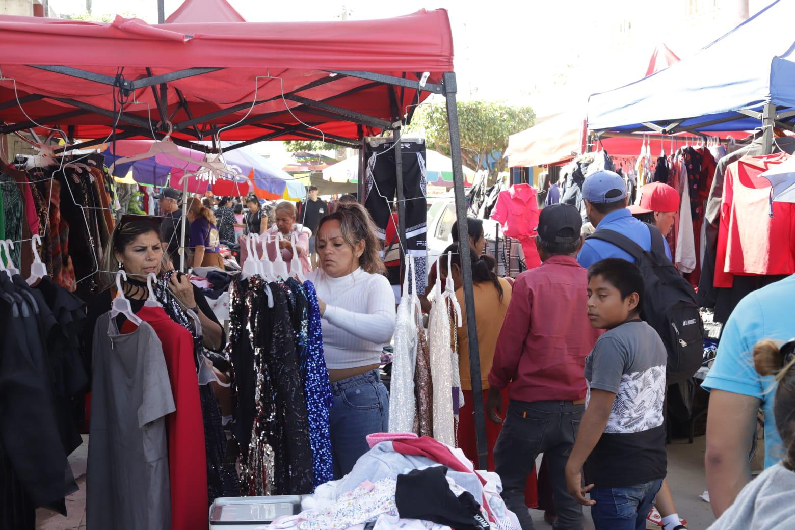 $!Abarrotan tianguis de la Juárez por compras navideñas, en Mazatlán