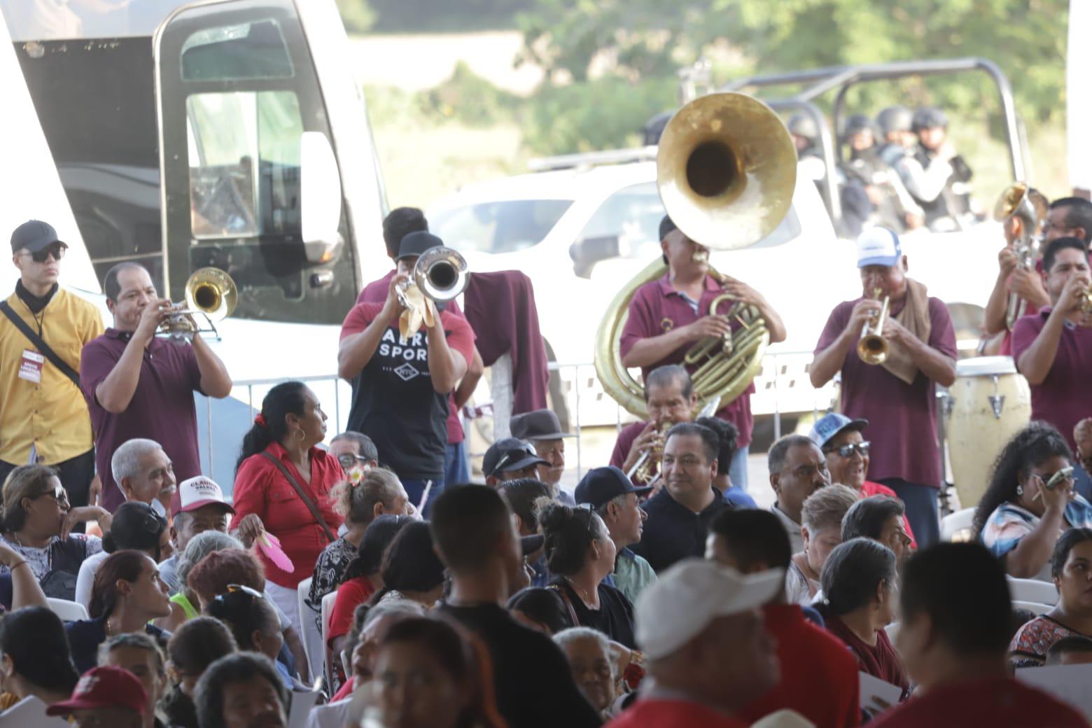 $!Se hace noche y aún no llegan AMLO, Claudia y Rocha a inaugurar el distrito de riego de la Presa Santa María, en Rosario