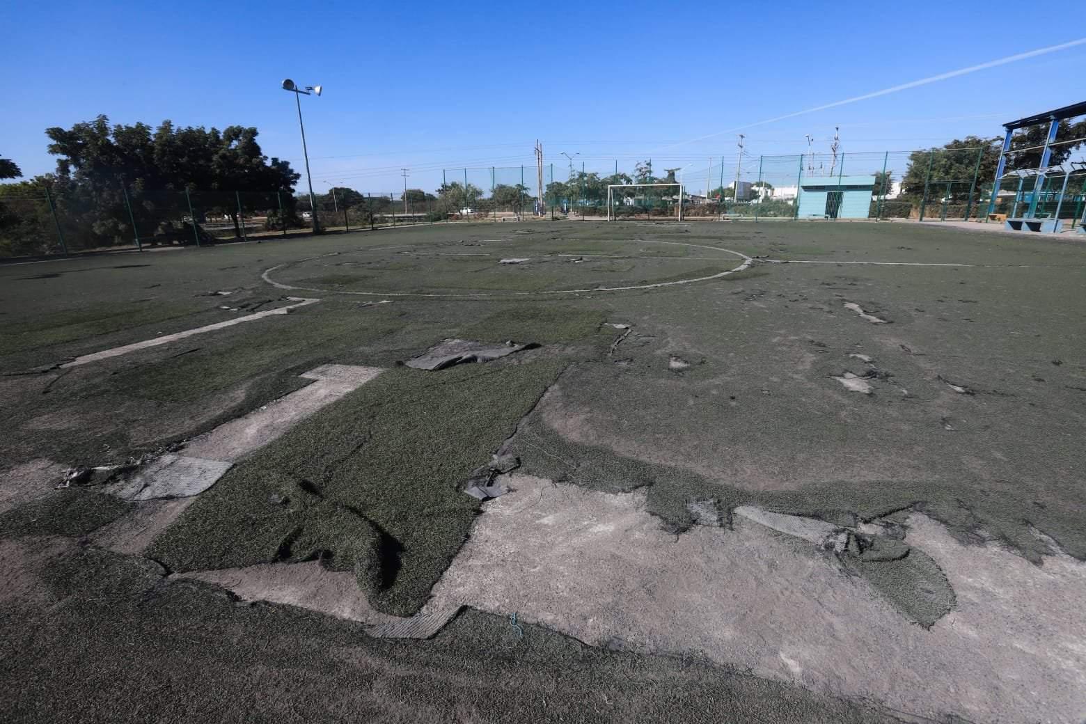 $!Rehabilitan el campo y parque deportivo en La Foresta; pero lluvia los deja encharcados