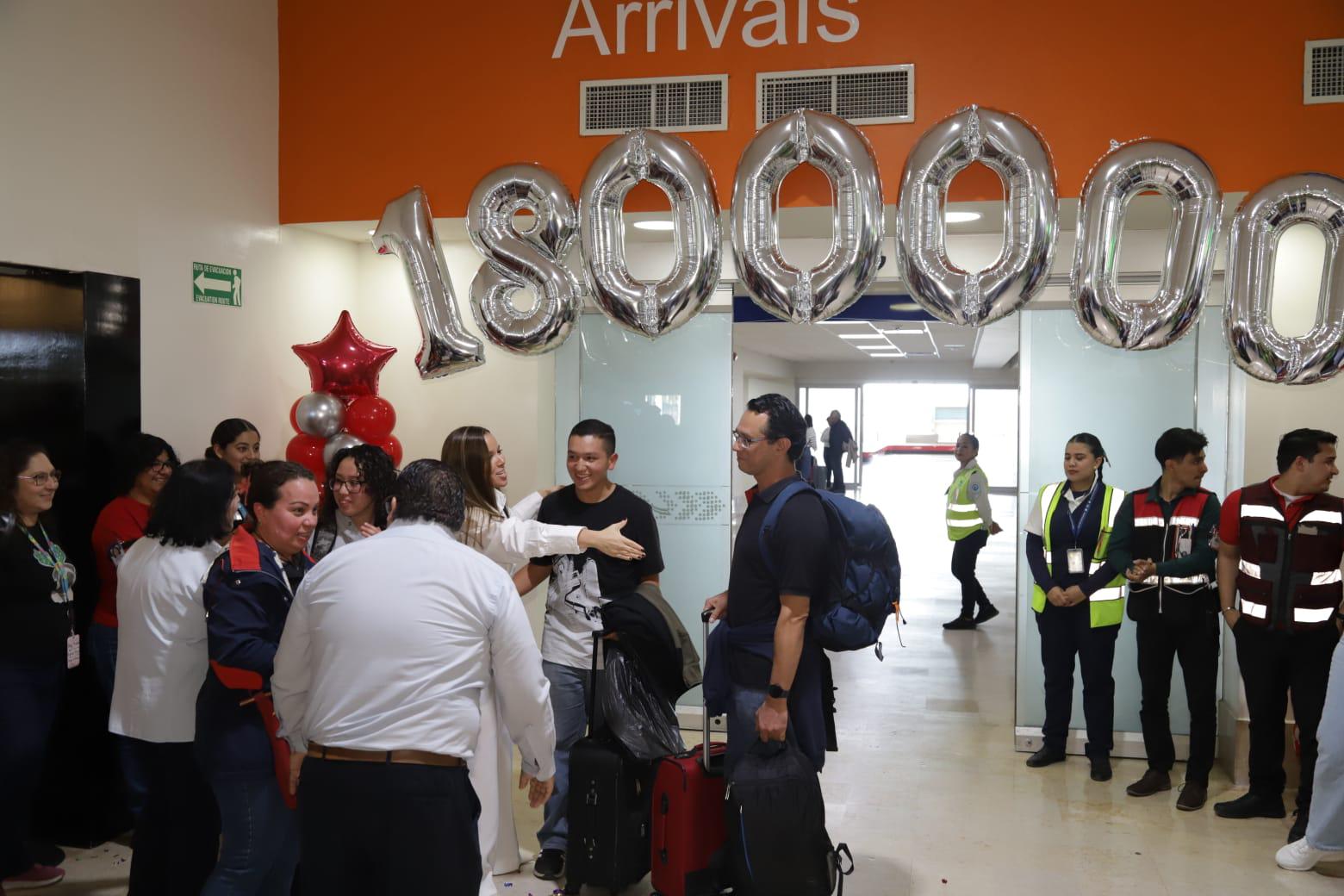 $!Con gran fiesta reciben en el Aeropuerto de Mazatlán a la pasajera 1 millón 800 mil