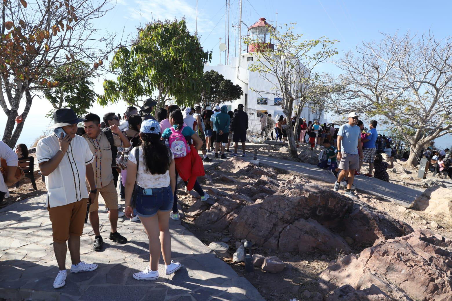 $!Carnaval atrae a cientos de visitantes al faro de Mazatlán