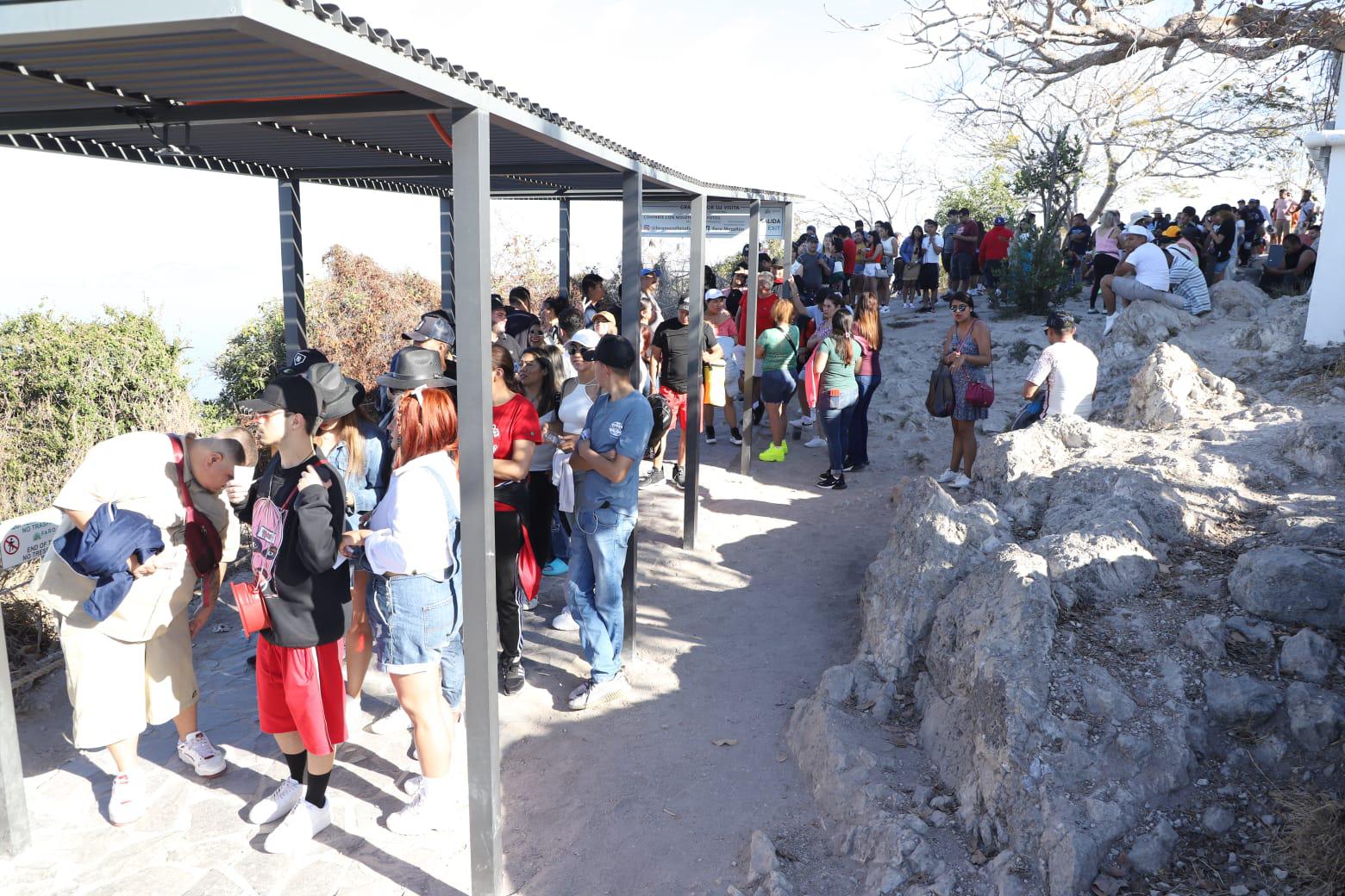 $!Carnaval atrae a cientos de visitantes al faro de Mazatlán