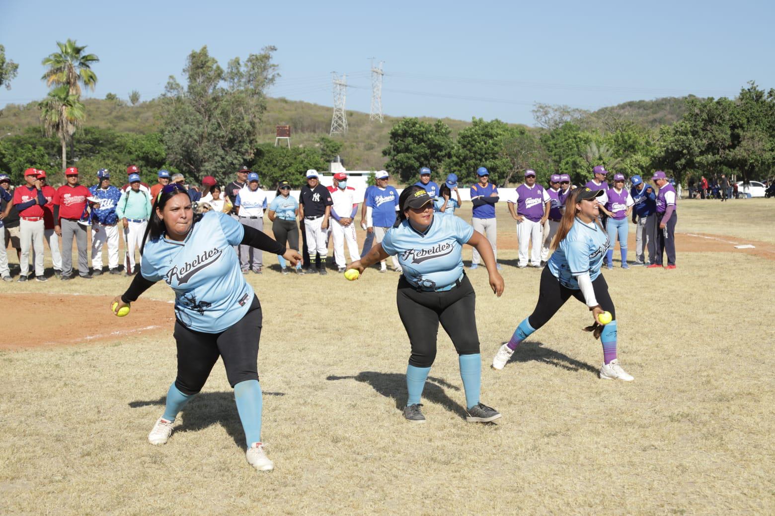 $!Rinden múltiples homenajes en Liga de Beisbol del Chololos