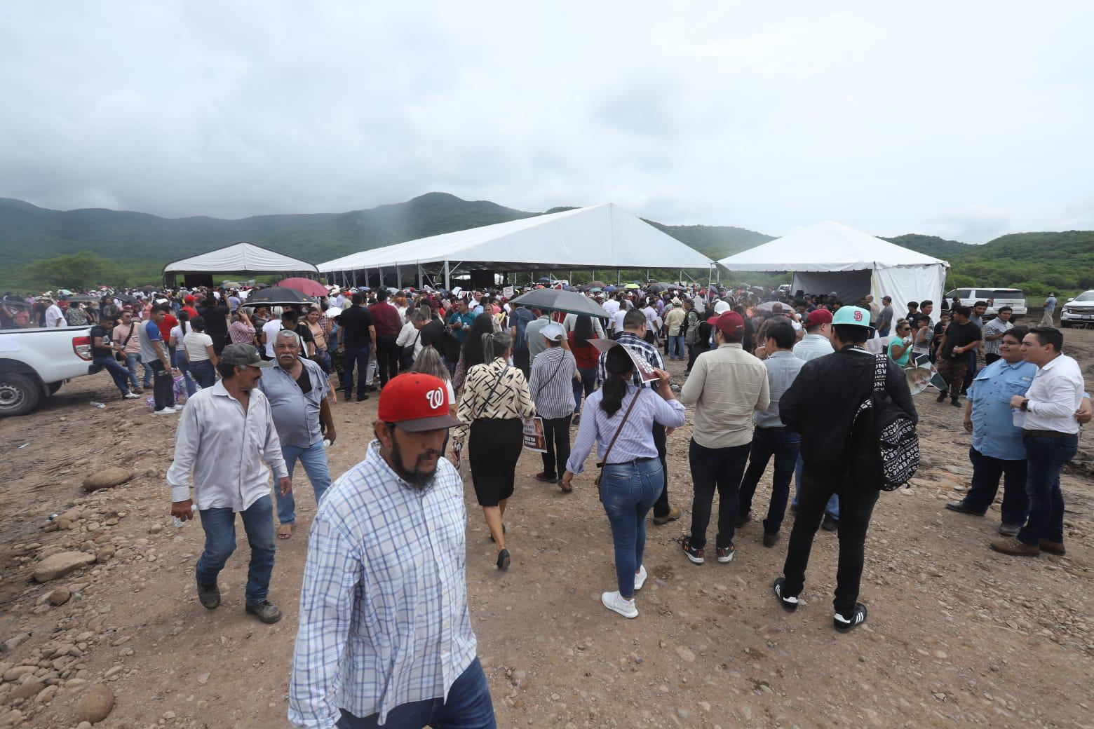 $!‘¡Siéntense, siéntense!’, gritan vecinos a personas sobre sillas para apreciar a AMLO