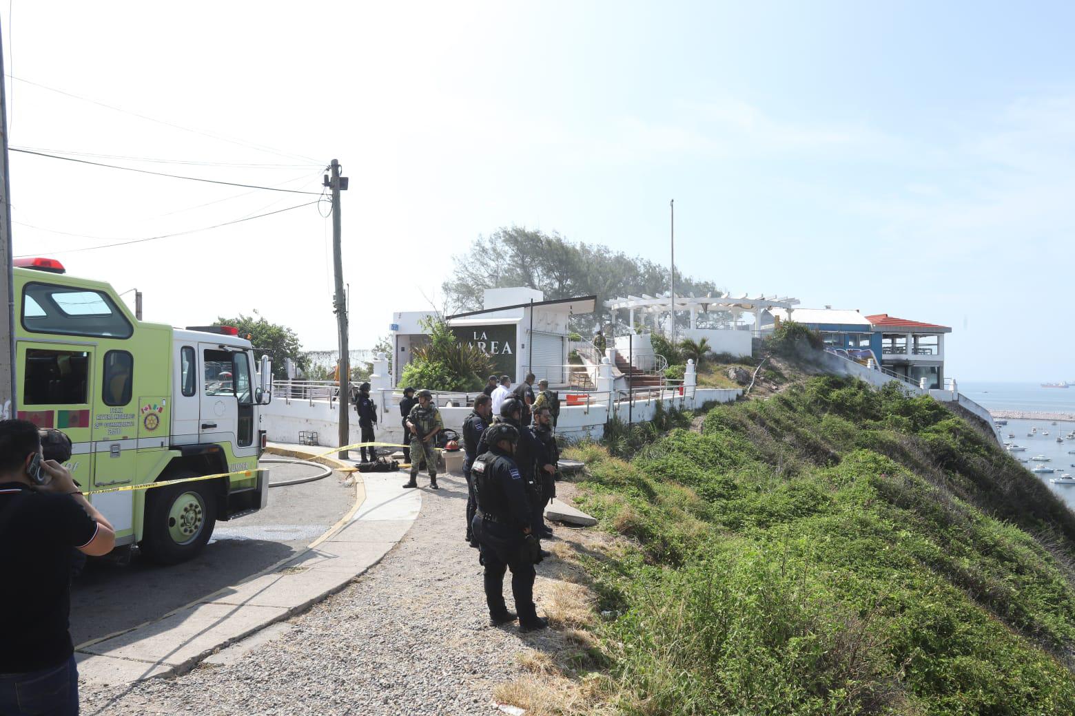 $!Fuga de gas genera explosión en restaurante del Cerro del Vigía; tras el llamado, ambulancia se impacta contra taxi