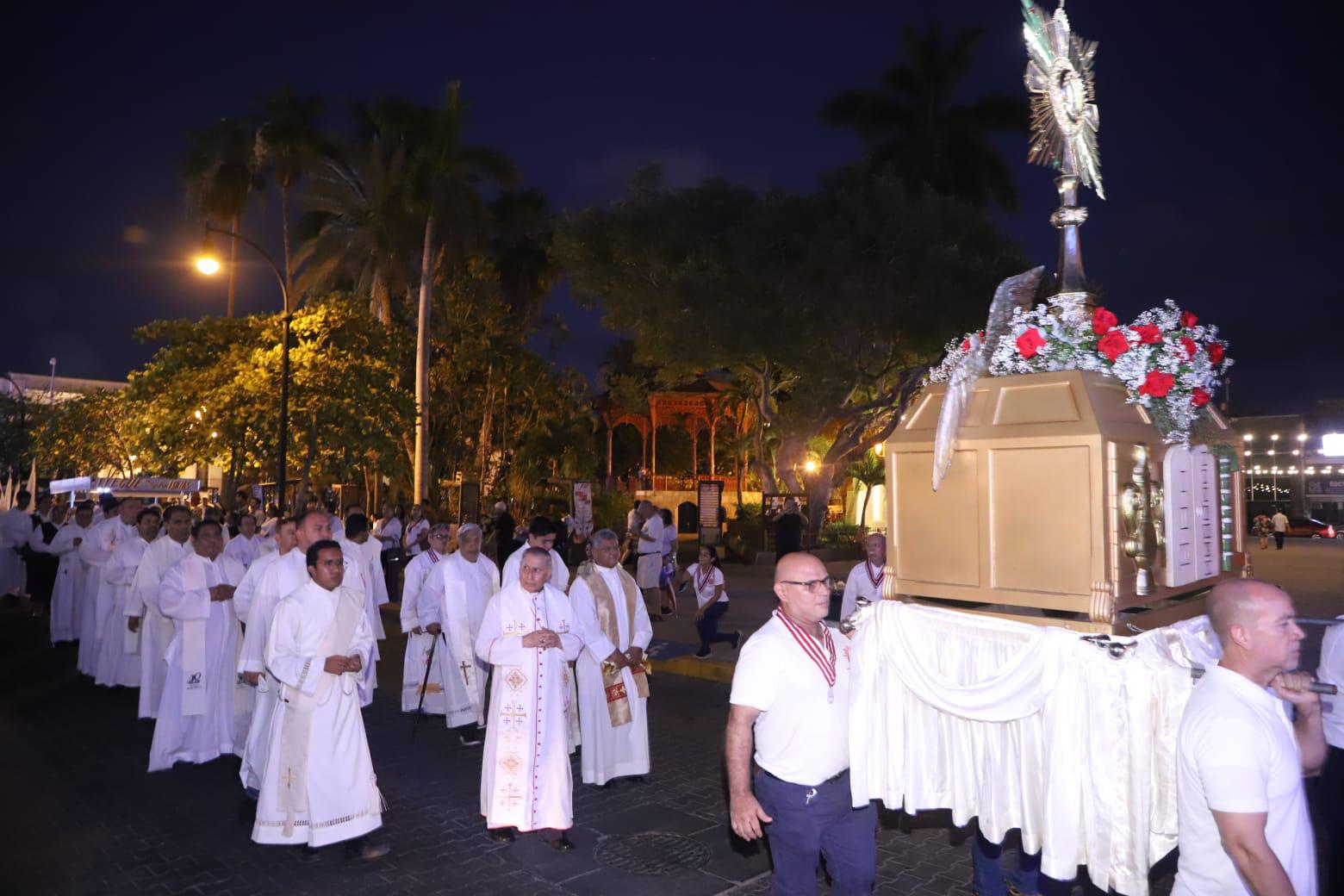 $!Celebra Iglesia Católica la procesión del Corpus Christi en Mazatlán