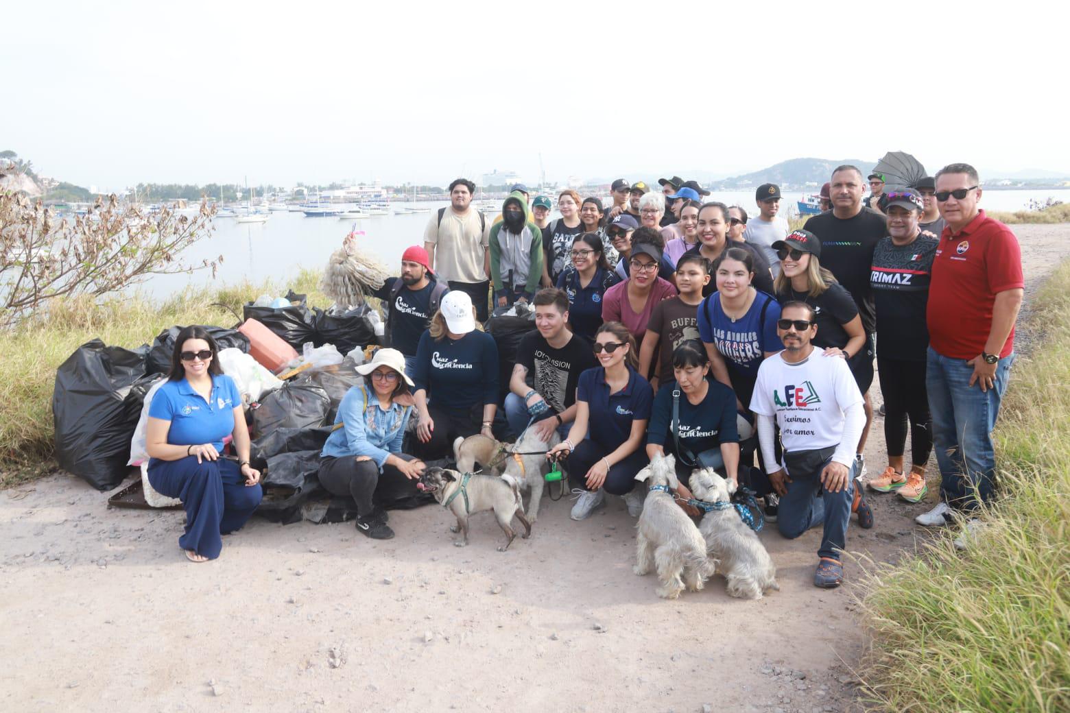 $!Realiza equipo de MazConCiencia limpieza a la escollera del Faro Mazatlán