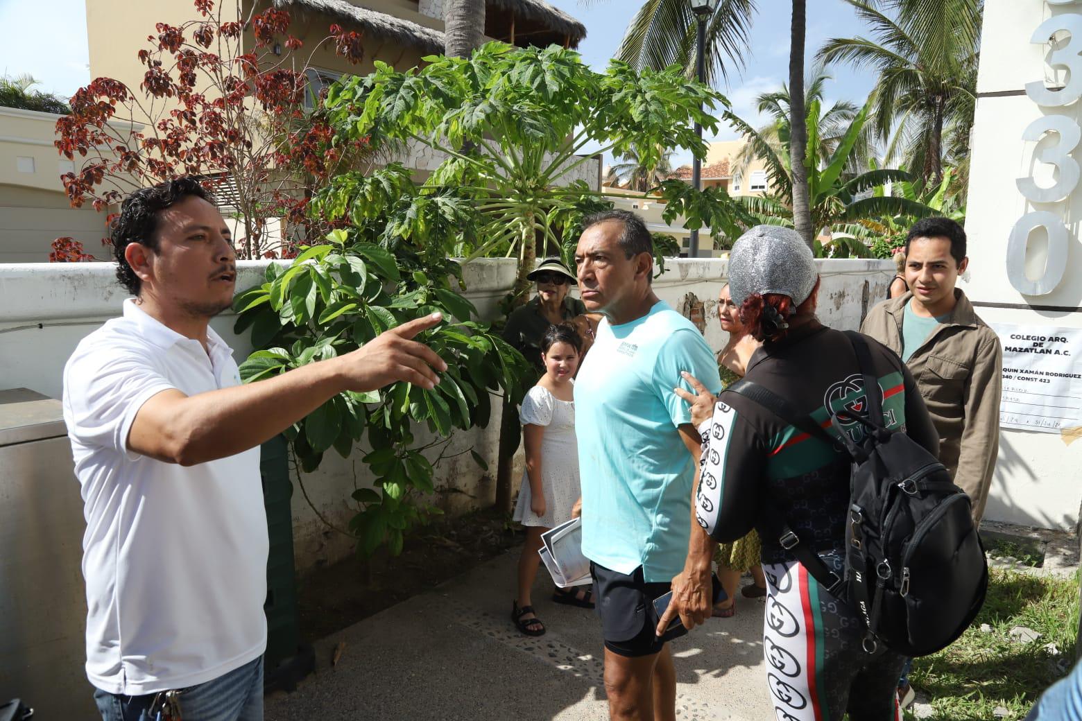 $!Vecinos de Sábalo Cerritos derrumban barda colocada por torre de condominios; piden se respete su derecho de acceso a la playa