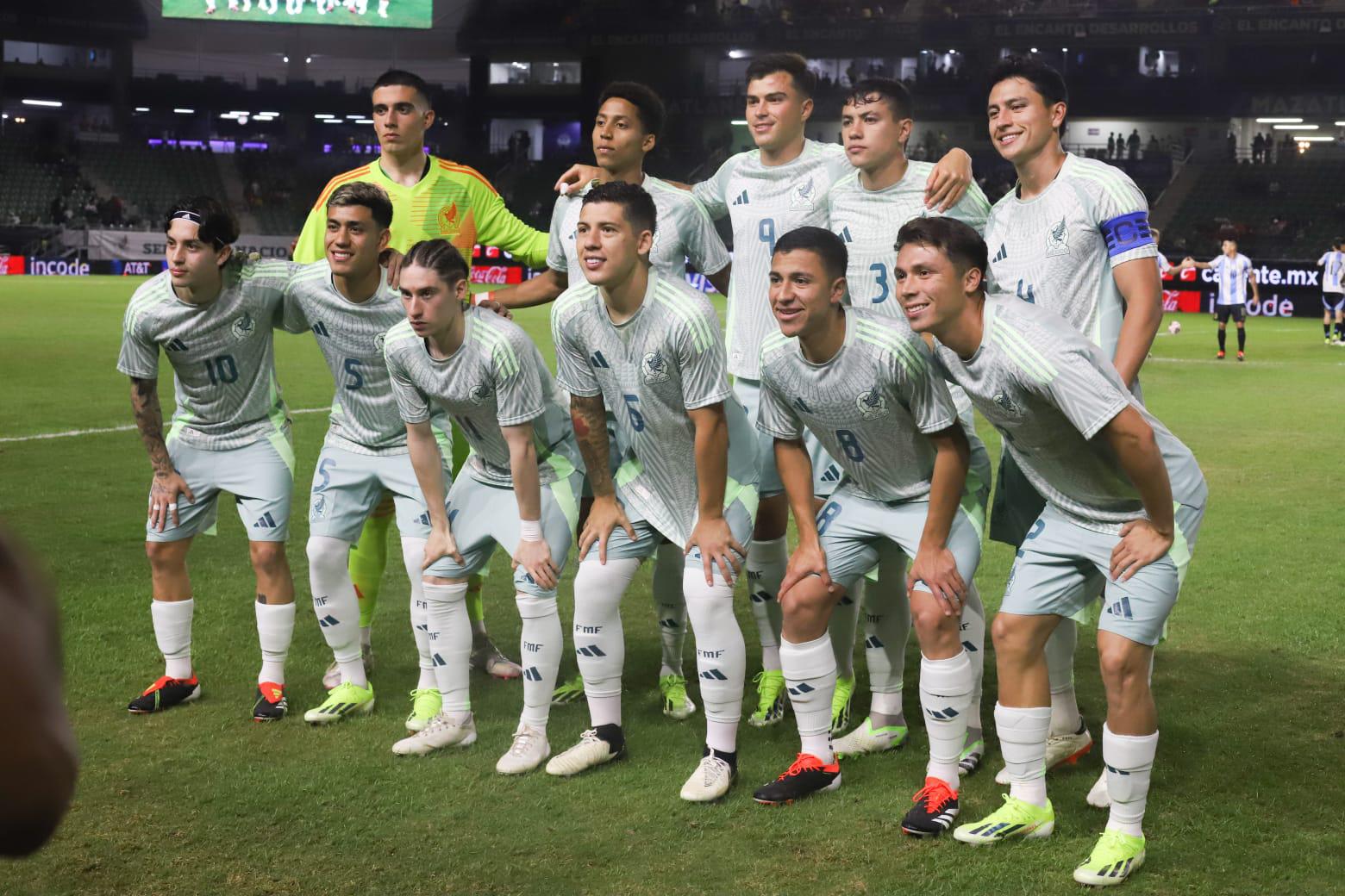 $!Los integrantes de la Selección Nacional de México Sub 23 se toman la fotografía del recuerdo.