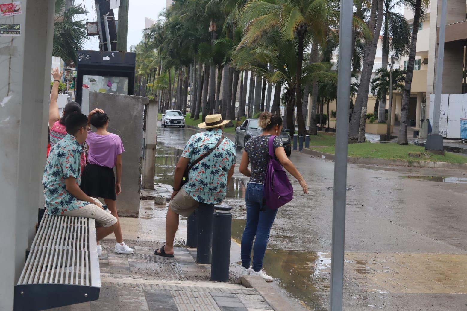 $!Turistas salen a disfrutar de Mazatlán después de las fuertes lluvias