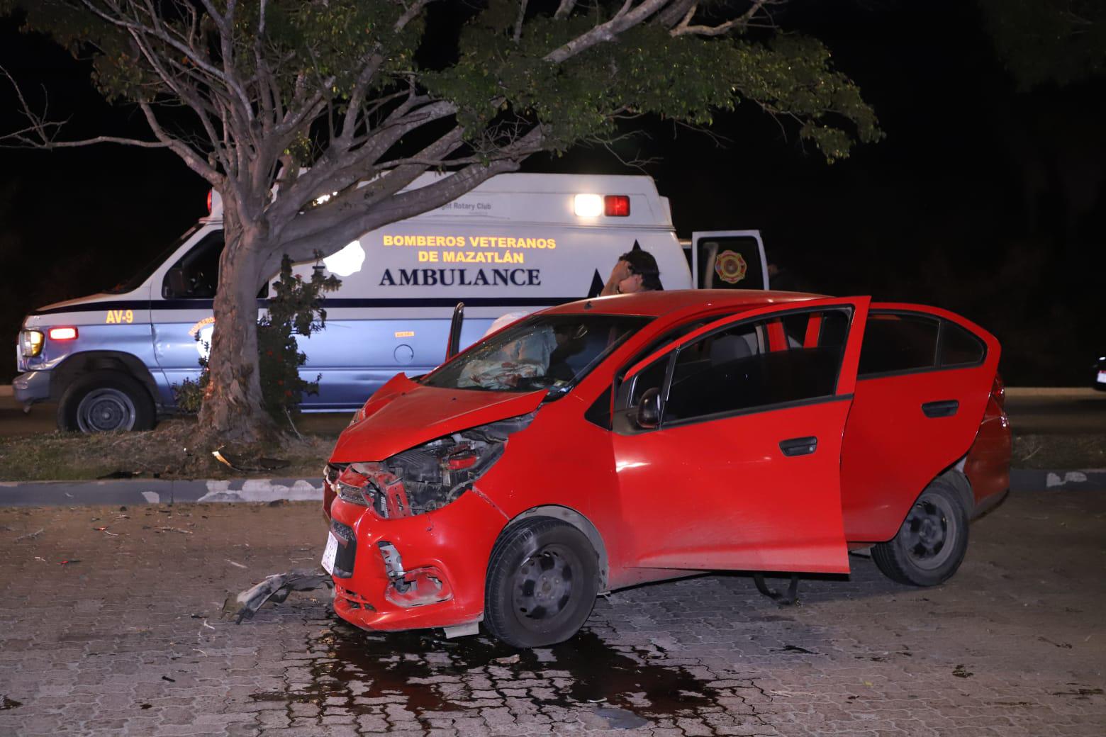 $!Choque entre 3 vehículos deja 4 lesionados en Mazatlán