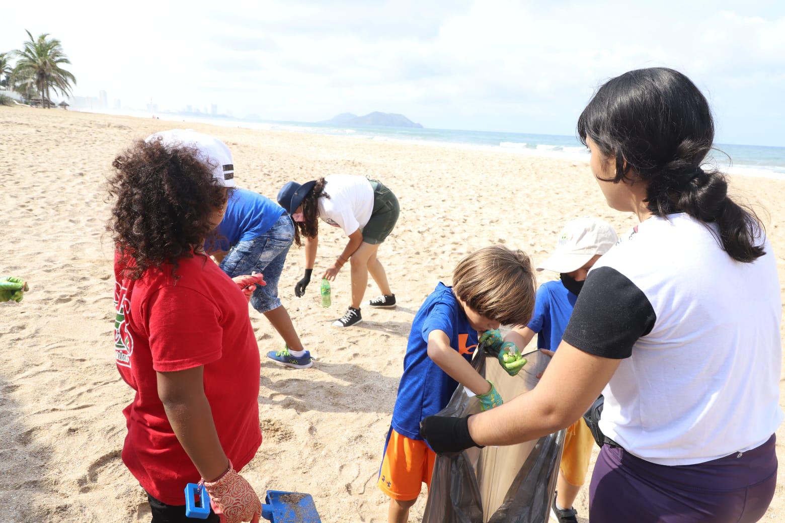 $!‘Héroes por el Océano’ limpian playa y Estero del Yugo, en Mazatlán