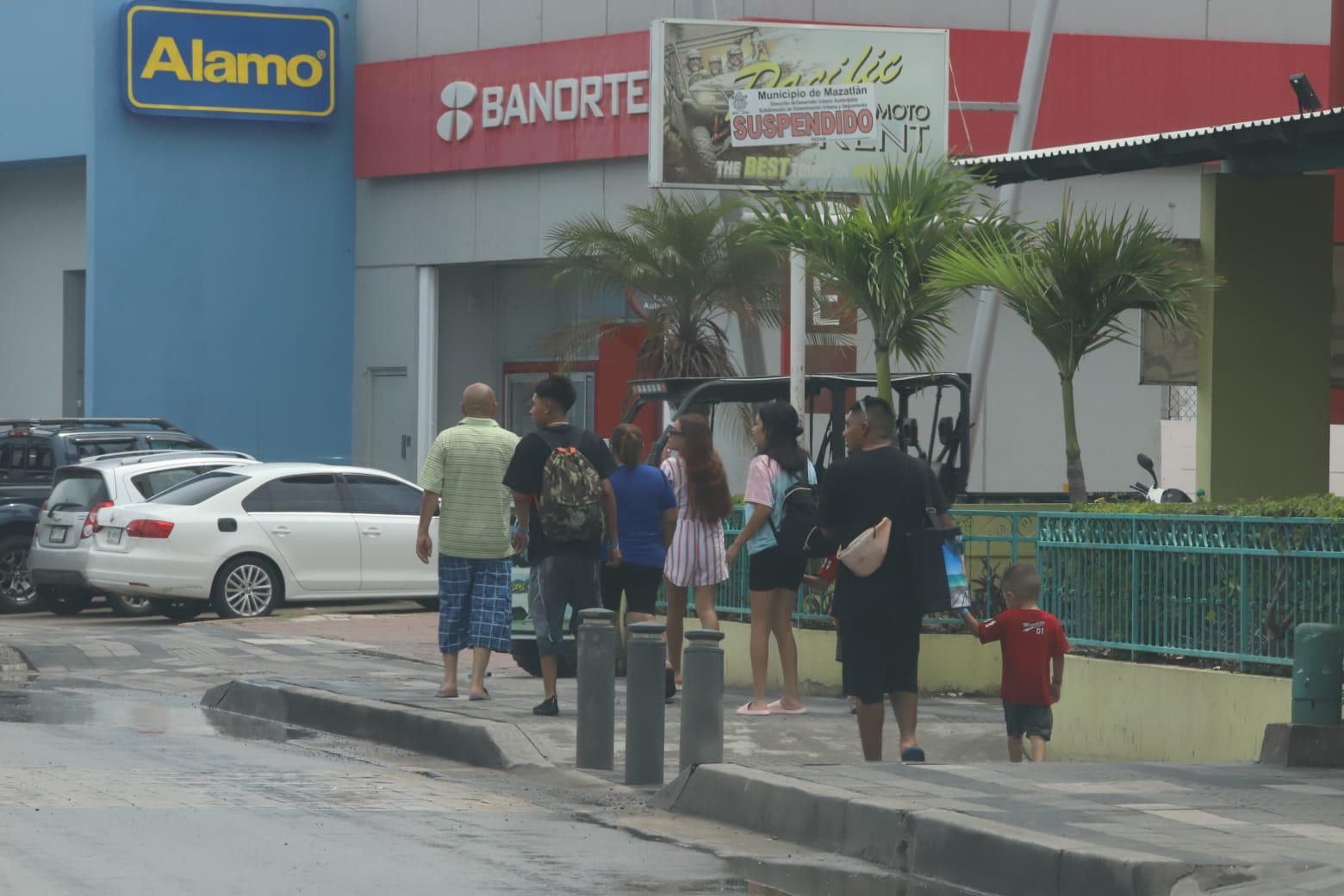 $!Turistas salen a disfrutar de Mazatlán después de las fuertes lluvias