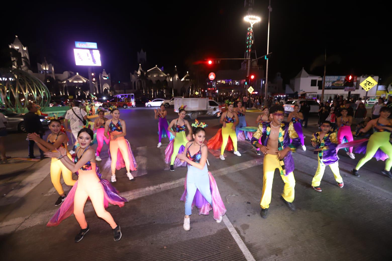 $!Las comparsas bailaron por 90 minutos.