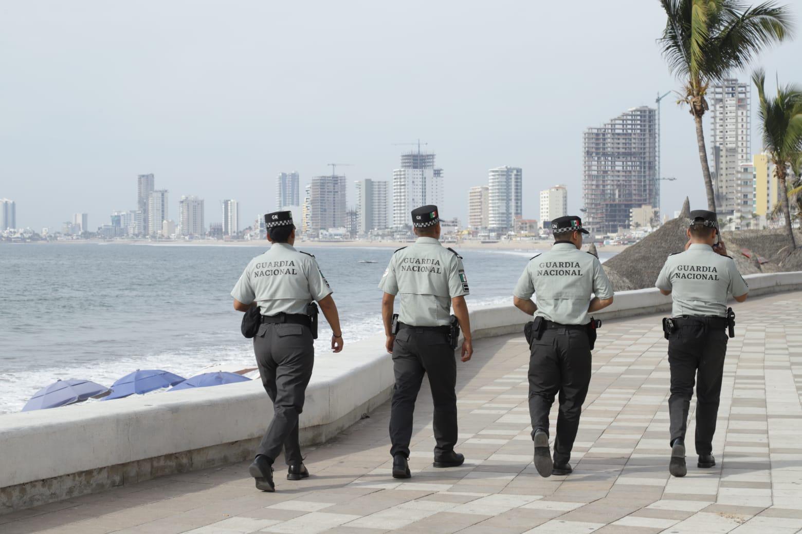 $!Elementos de la Guardia Nacional vigilan la zona turística de Mazatlán