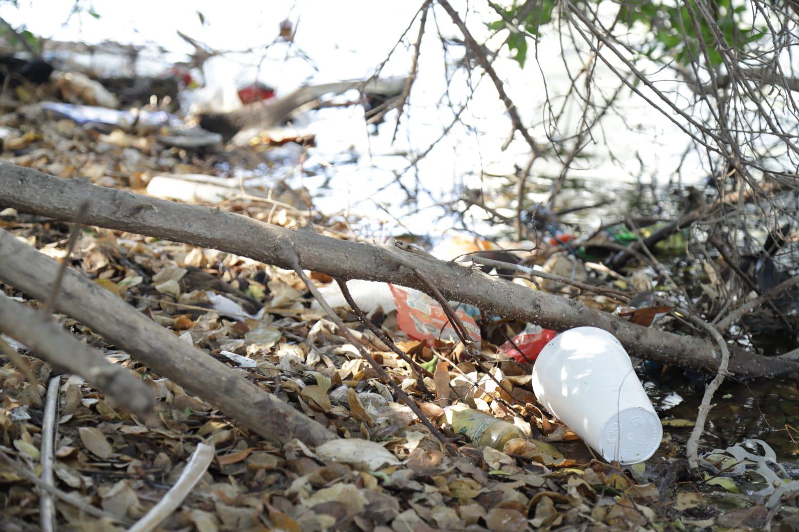 $!Pese a limpieza de colectivos, el Estero del Yugo vuelve a amanecer repleto de basura