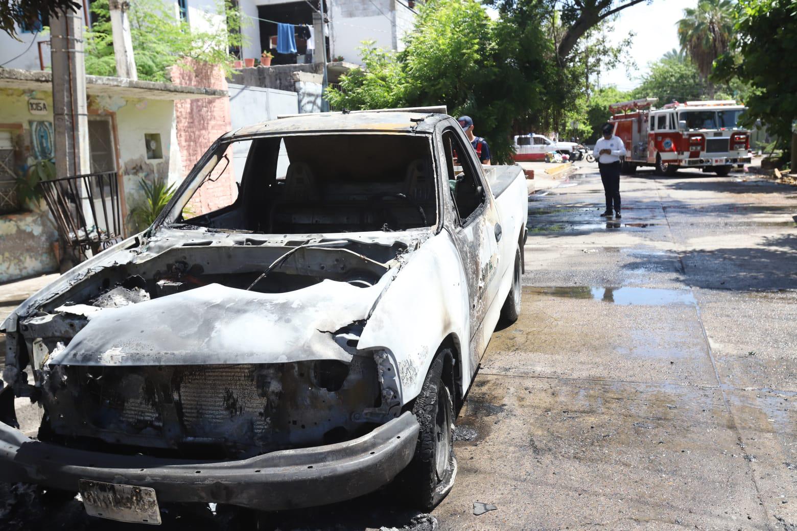 $!Incendio de camioneta moviliza a cuerpos de emergencia en Mazatlán