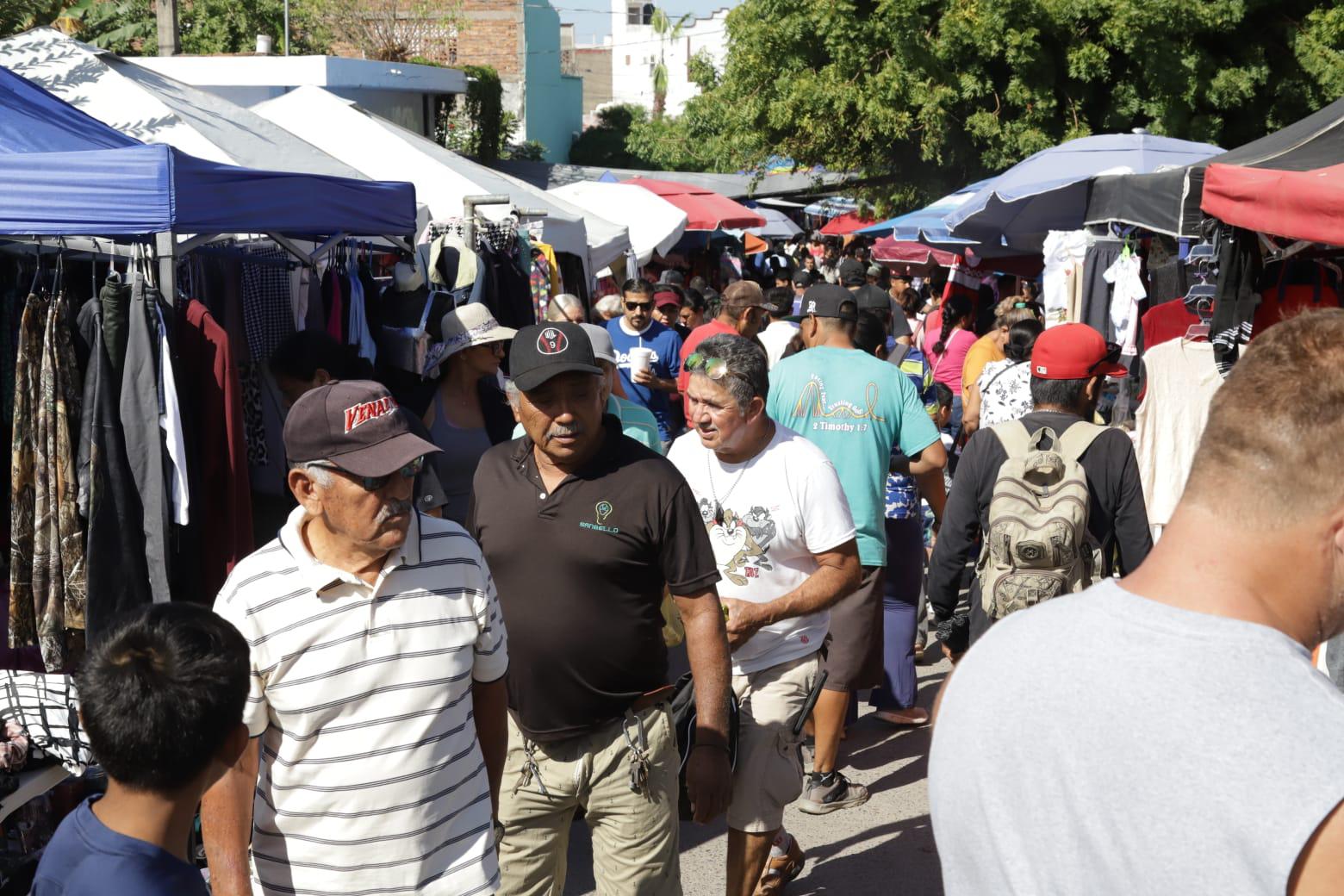 $!Abarrotan tianguis de la Juárez por compras navideñas, en Mazatlán