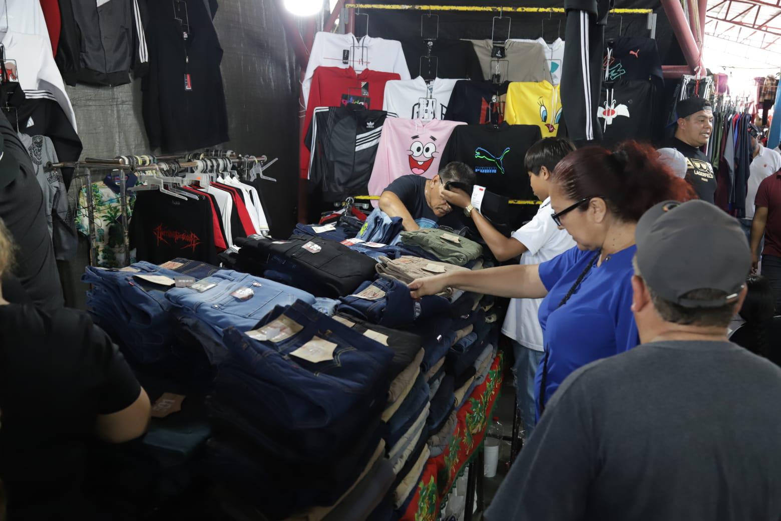 $!Abarrotan tianguis de la Juárez por compras navideñas, en Mazatlán