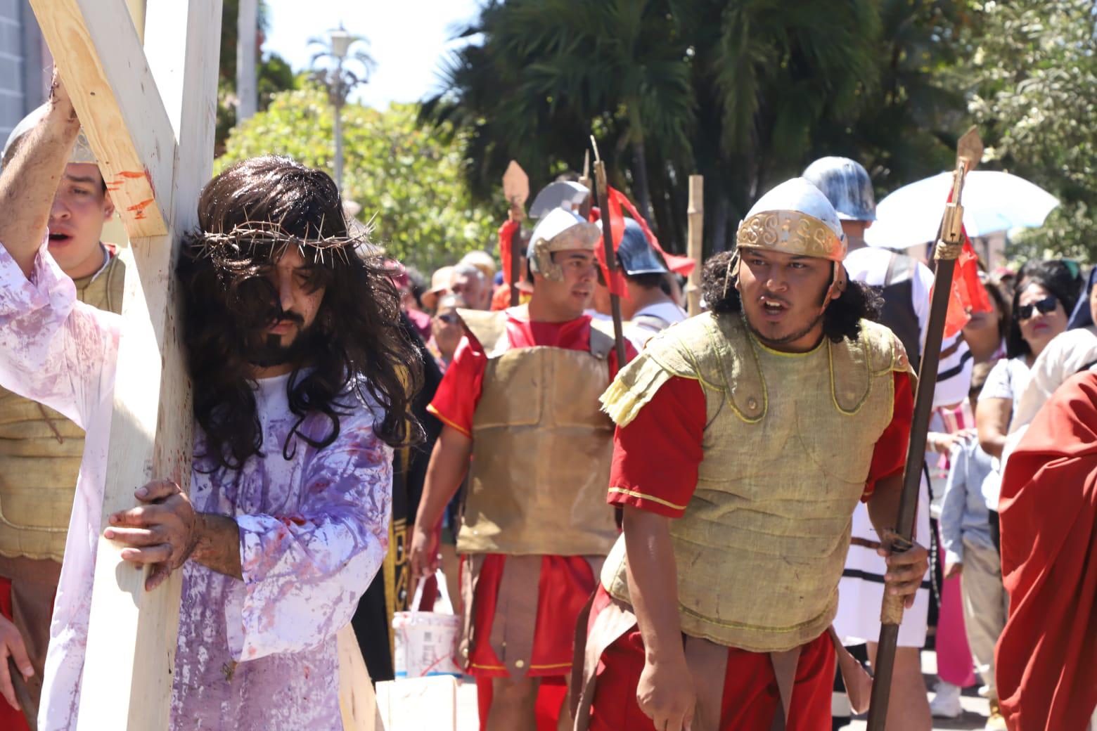 $!Escenifican el Viacrucis en el atrio de la Catedral de Mazatlán