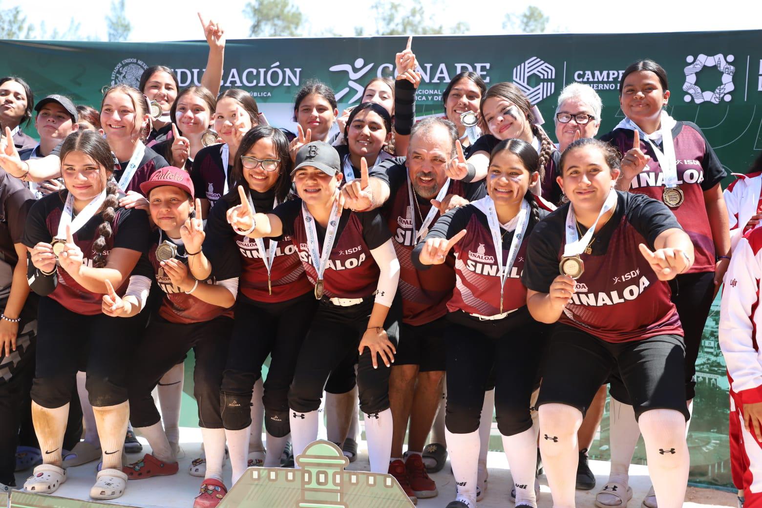 $!¡Son niñas de oro! Sinaloa se cuelga el oro en softbol de Nacionales Conade